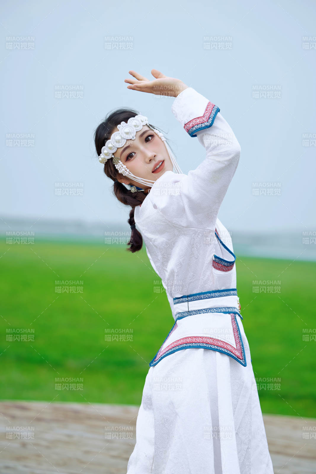 穿着蒙古族不里亚特传统服饰的亚洲美女图片