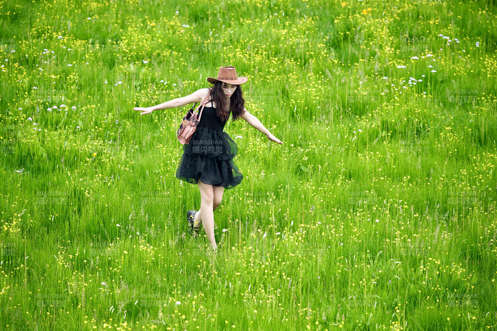 夏季在坝草原草甸拍照打卡的亚洲美女图片