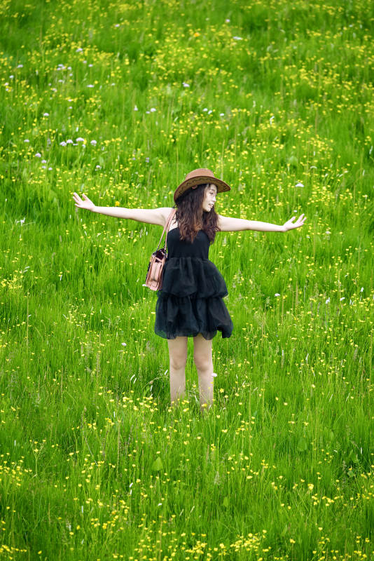 夏季在坝草原草甸拍照打卡的亚洲美女图片