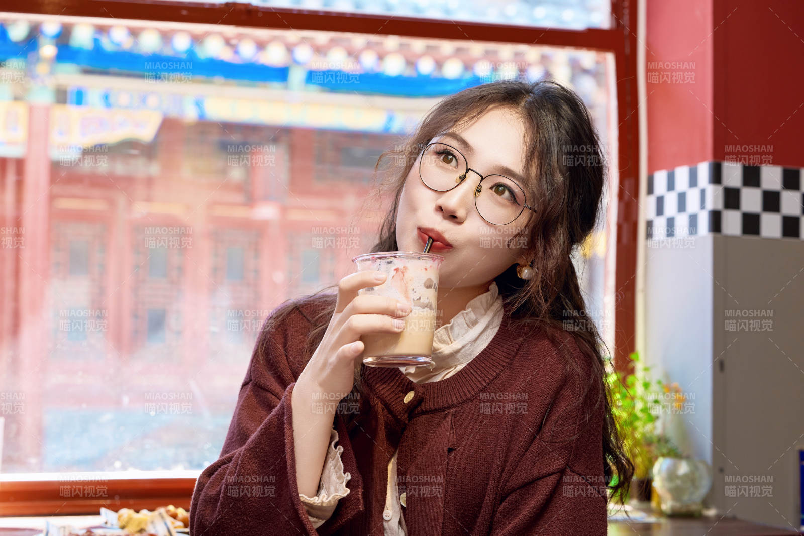 在没事热狗快餐店大吃特吃的东方女性图片