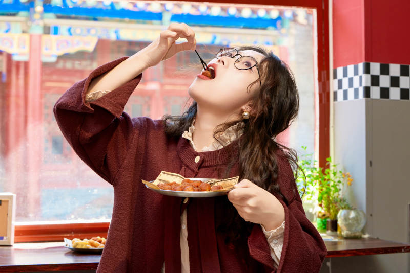 在没事热狗快餐店大吃特吃的东方女性图片