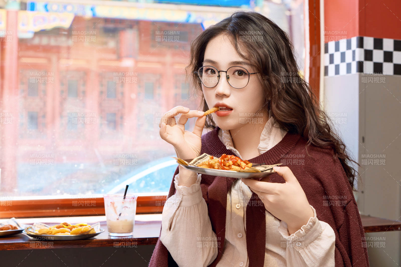 在没事热狗快餐店大吃特吃的东方女性图片