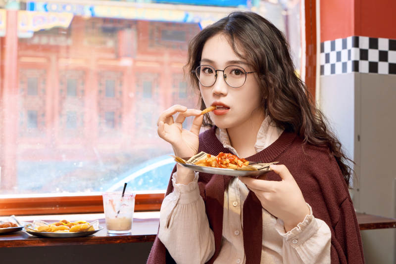 在没事热狗快餐店大吃特吃的东方女性图片