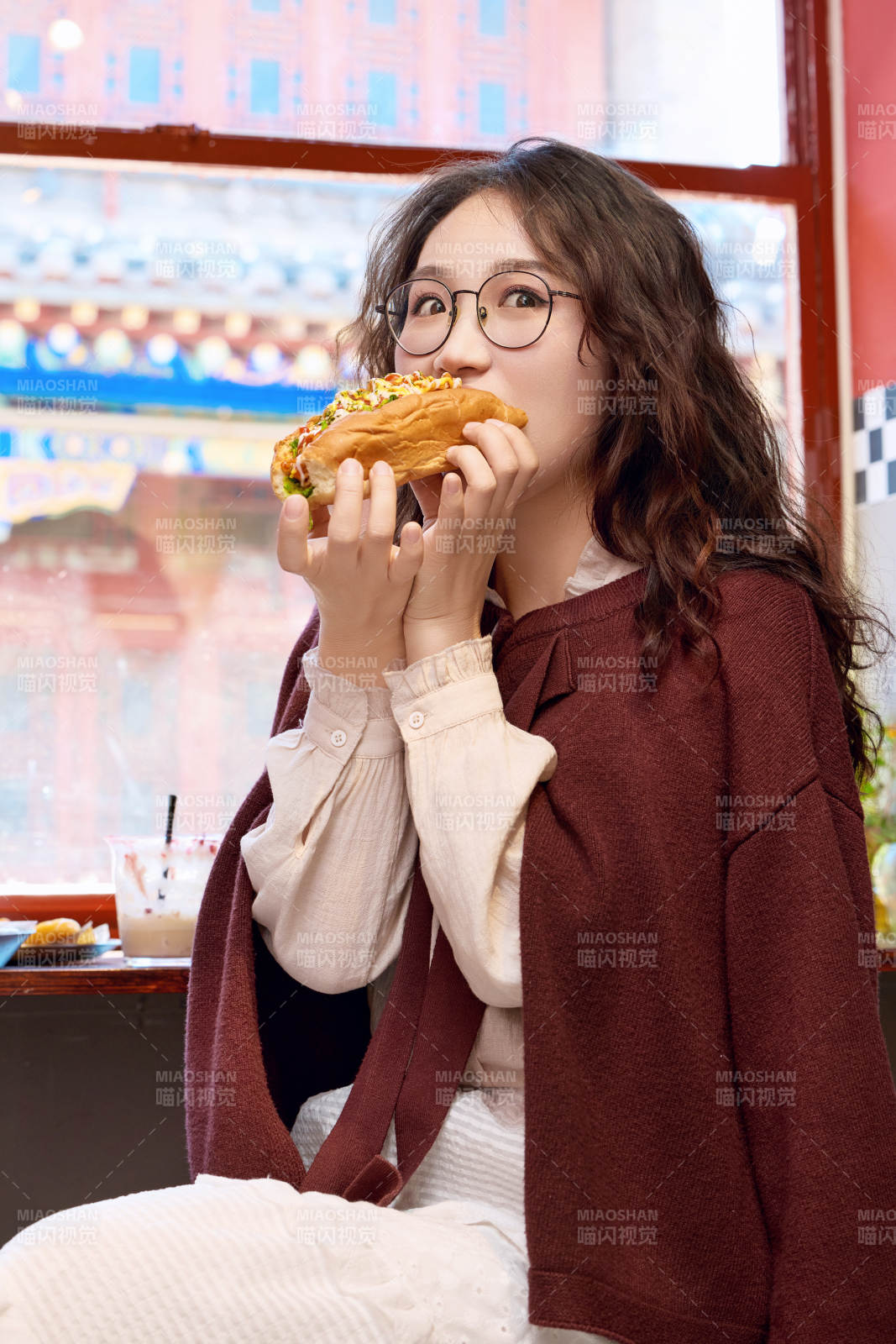 在没事热狗快餐店大吃特吃的东方女性图片