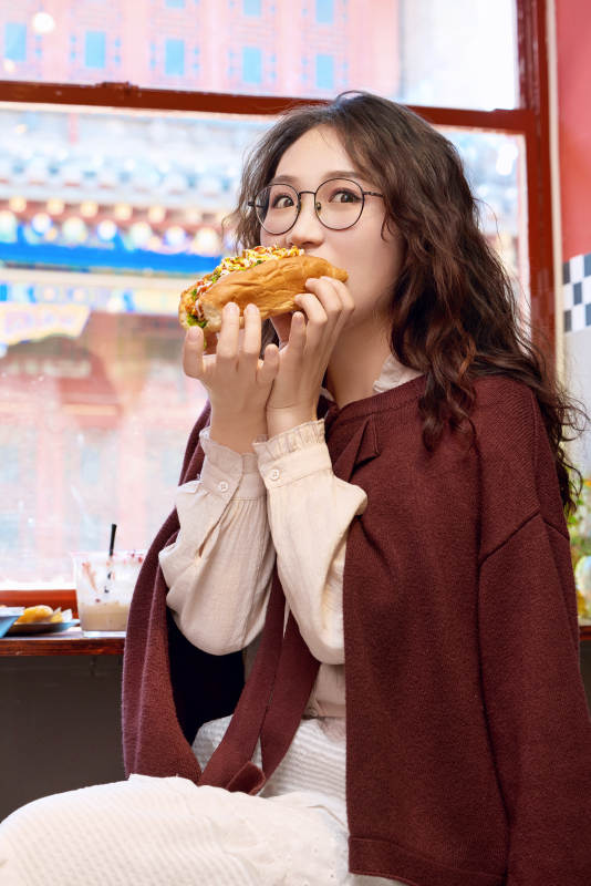 在没事热狗快餐店大吃特吃的东方女性图片