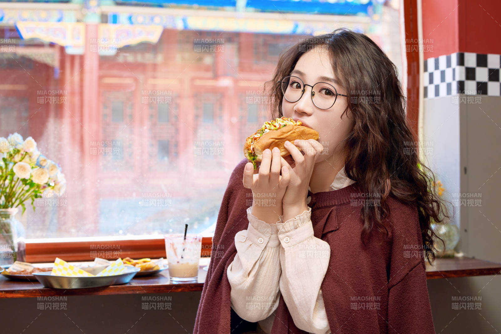 在没事热狗快餐店大吃特吃的东方女性图片