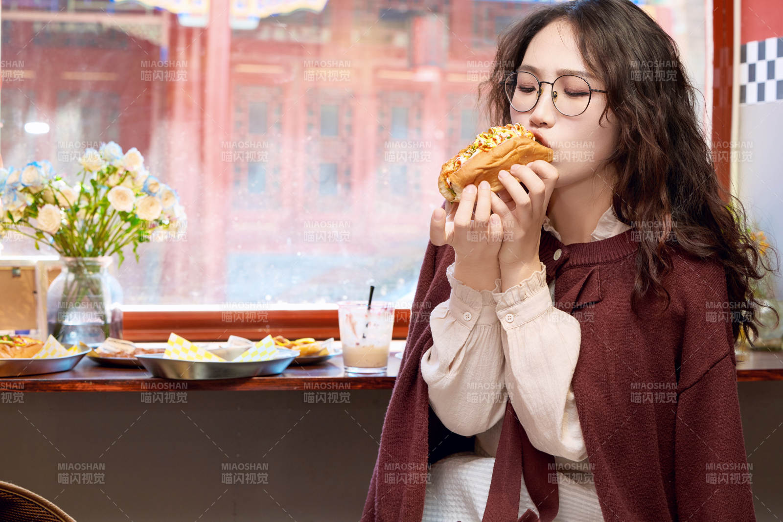 在没事热狗快餐店大吃特吃的东方女性图片