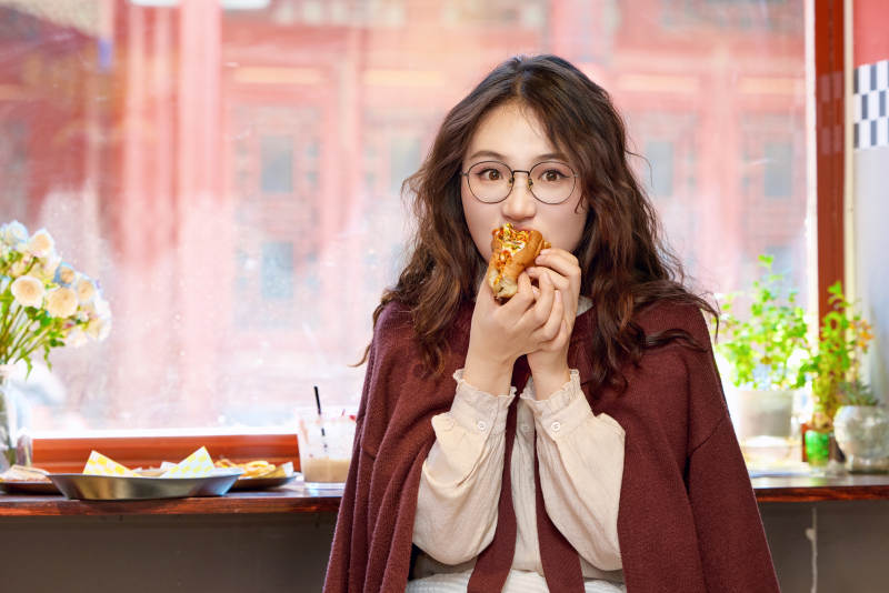 在没事热狗快餐店大吃特吃的东方女性图片