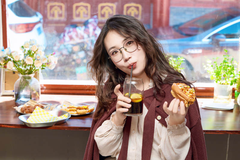 在没事热狗快餐店大吃特吃的东方女性图片