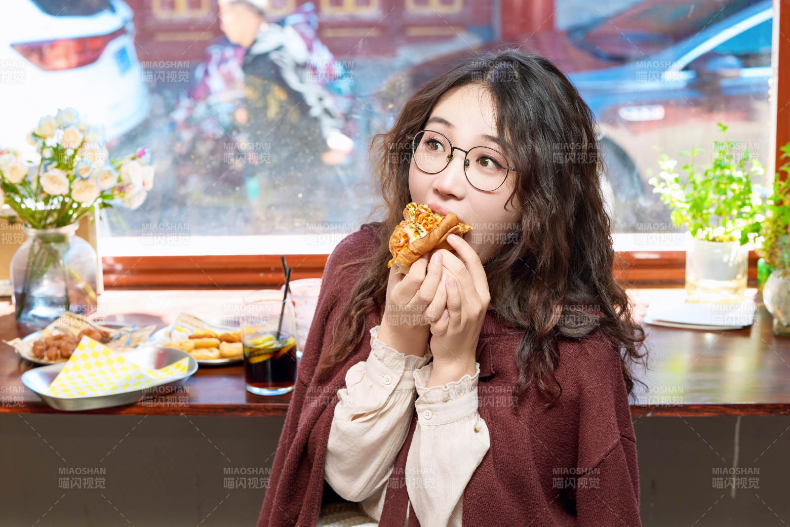 在没事热狗快餐店大吃特吃的东方女性图片