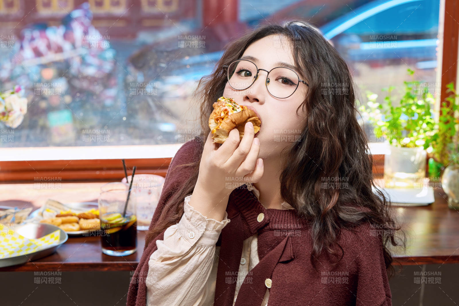 在没事热狗快餐店大吃特吃的东方女性图片