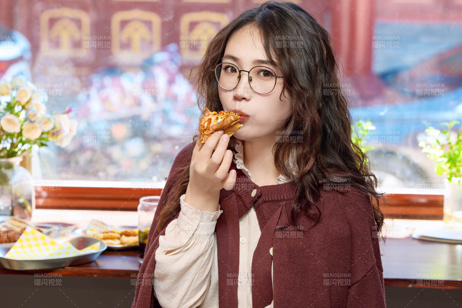 在没事热狗快餐店大吃特吃的东方女性图片