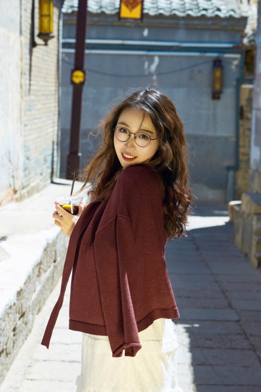 在老旧城区拍照游玩的东方美女图片