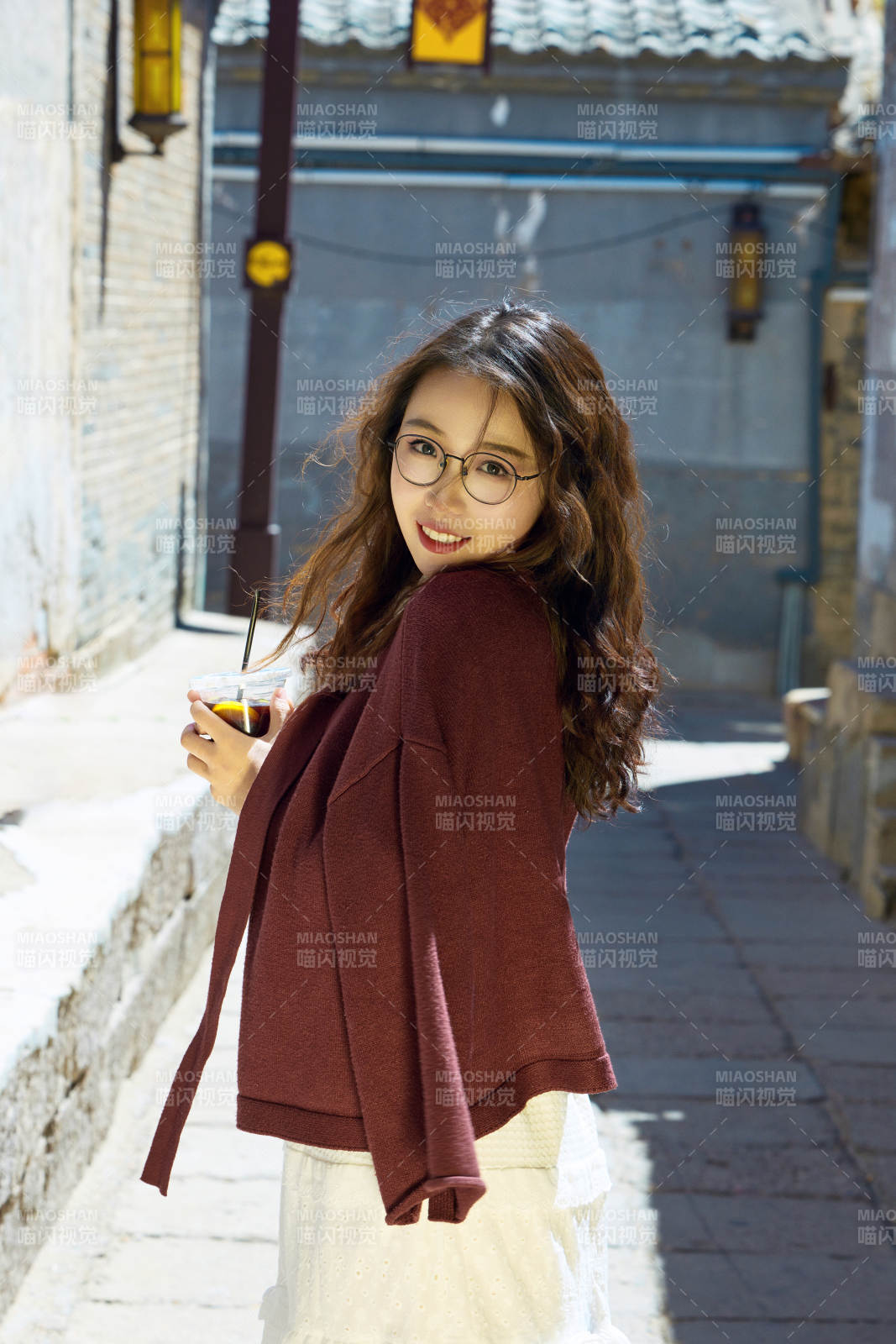 在老旧城区拍照游玩的东方美女图片