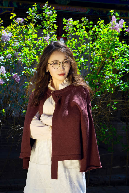 在老旧城区拍照游玩的东方美女图片