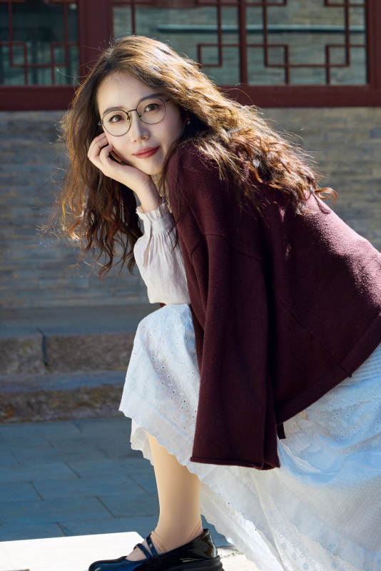 在老旧城区拍照游玩的东方美女图片