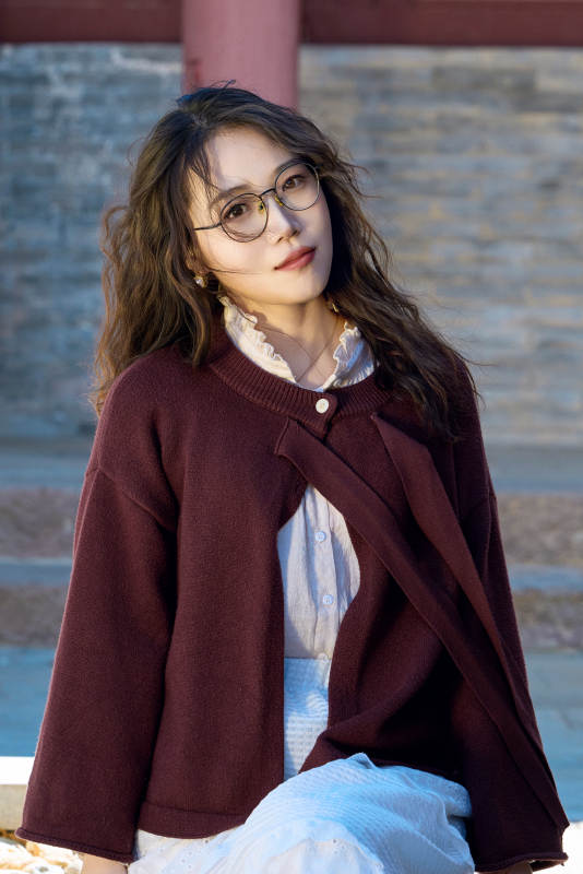 在老旧城区拍照游玩的东方美女图片