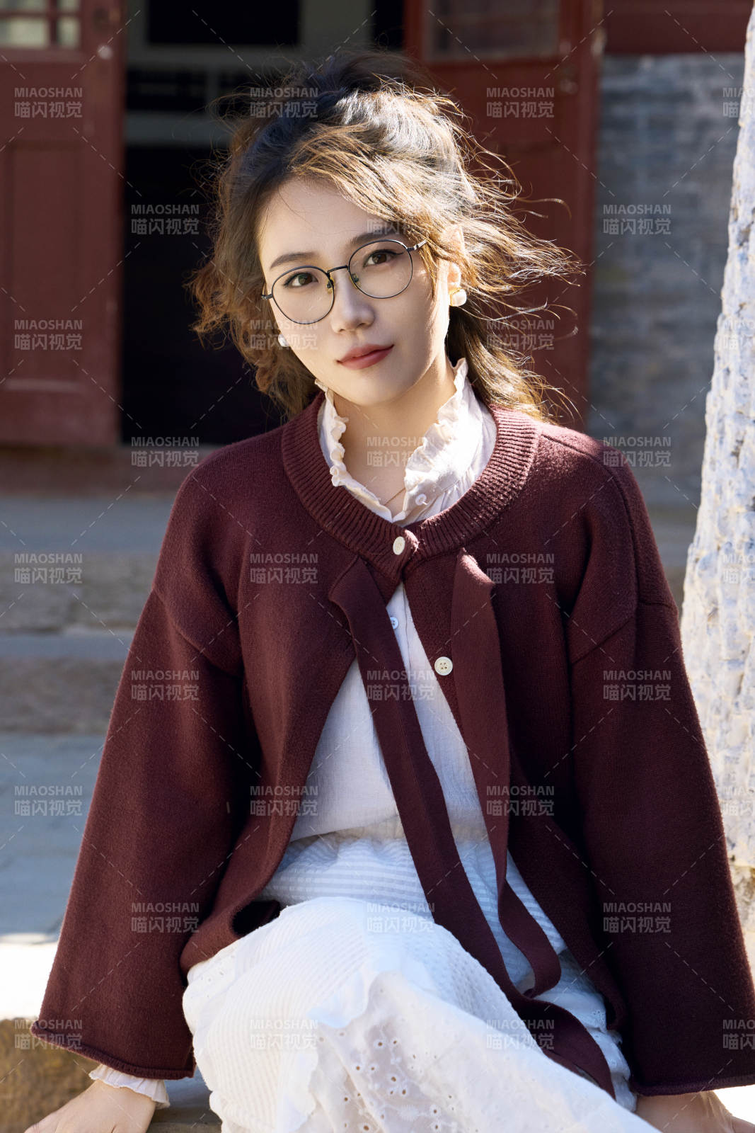 在老旧城区拍照游玩的东方美女图片