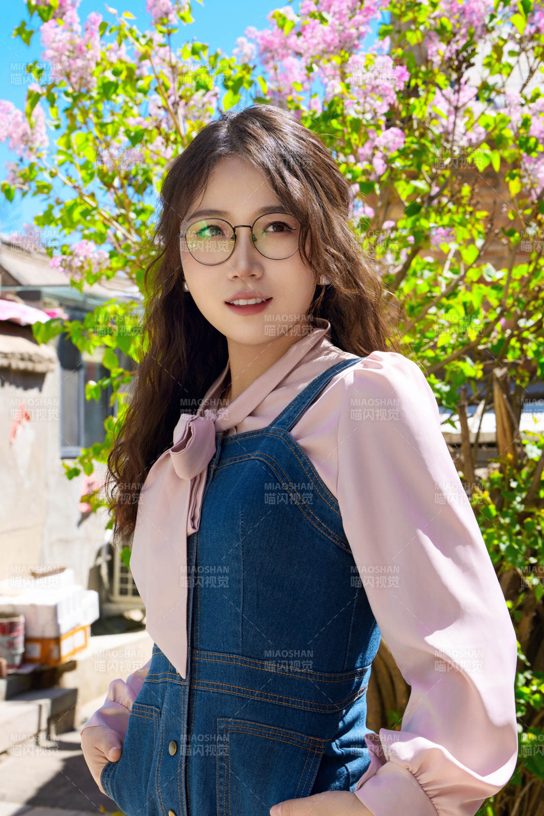 春天在梨花树下拍照的东方美女图片