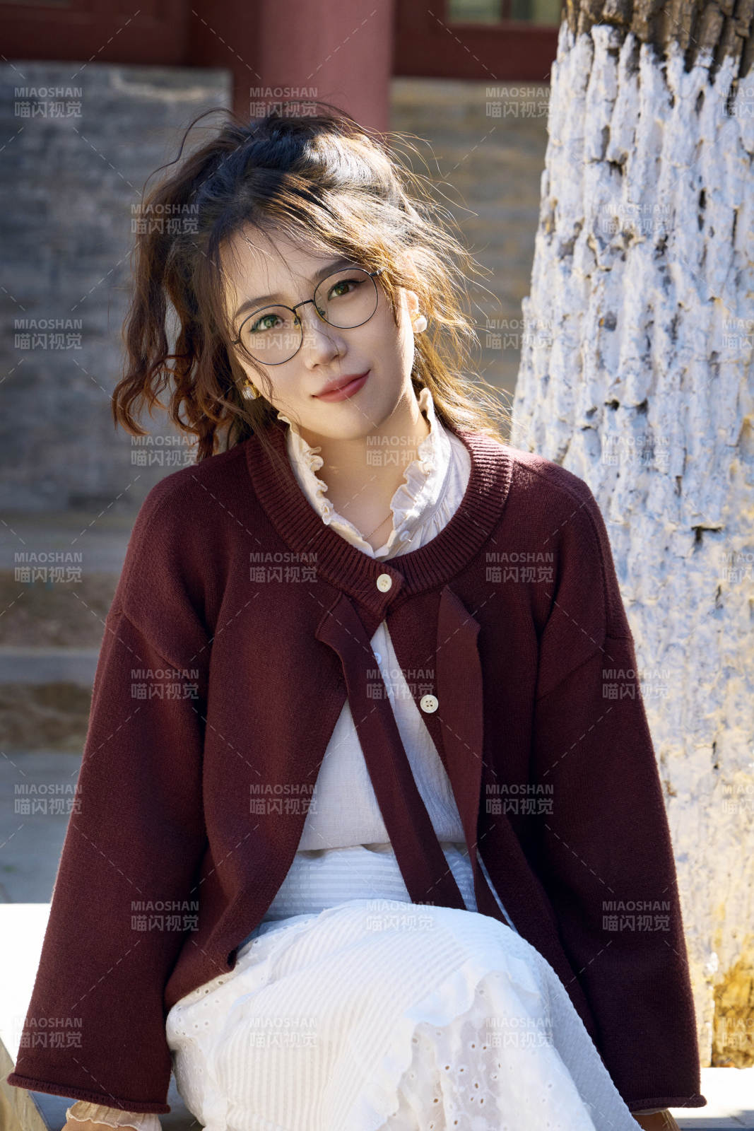 在老旧城区拍照游玩的东方美女图片