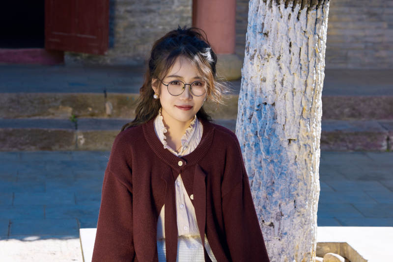 在老旧城区拍照游玩的东方美女图片