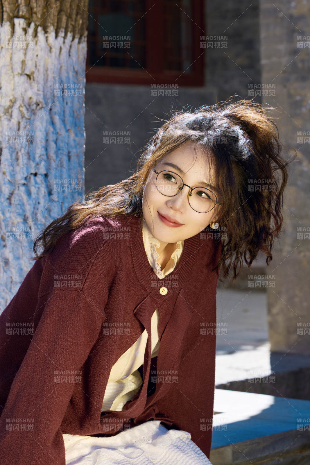 在老旧城区拍照游玩的东方美女图片