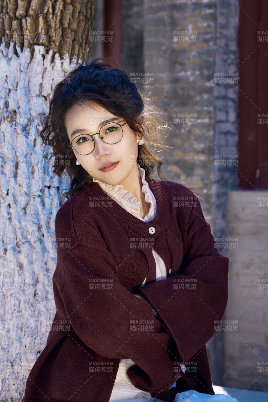 在老旧城区拍照游玩的东方美女图片