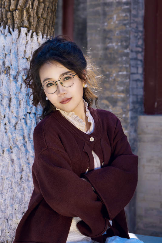 在老旧城区拍照游玩的东方美女图片