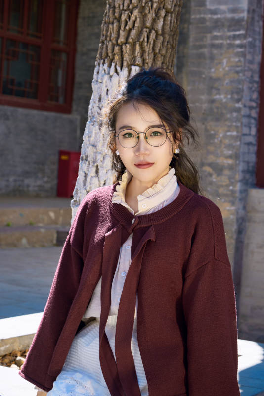 在老旧城区拍照游玩的东方美女图片