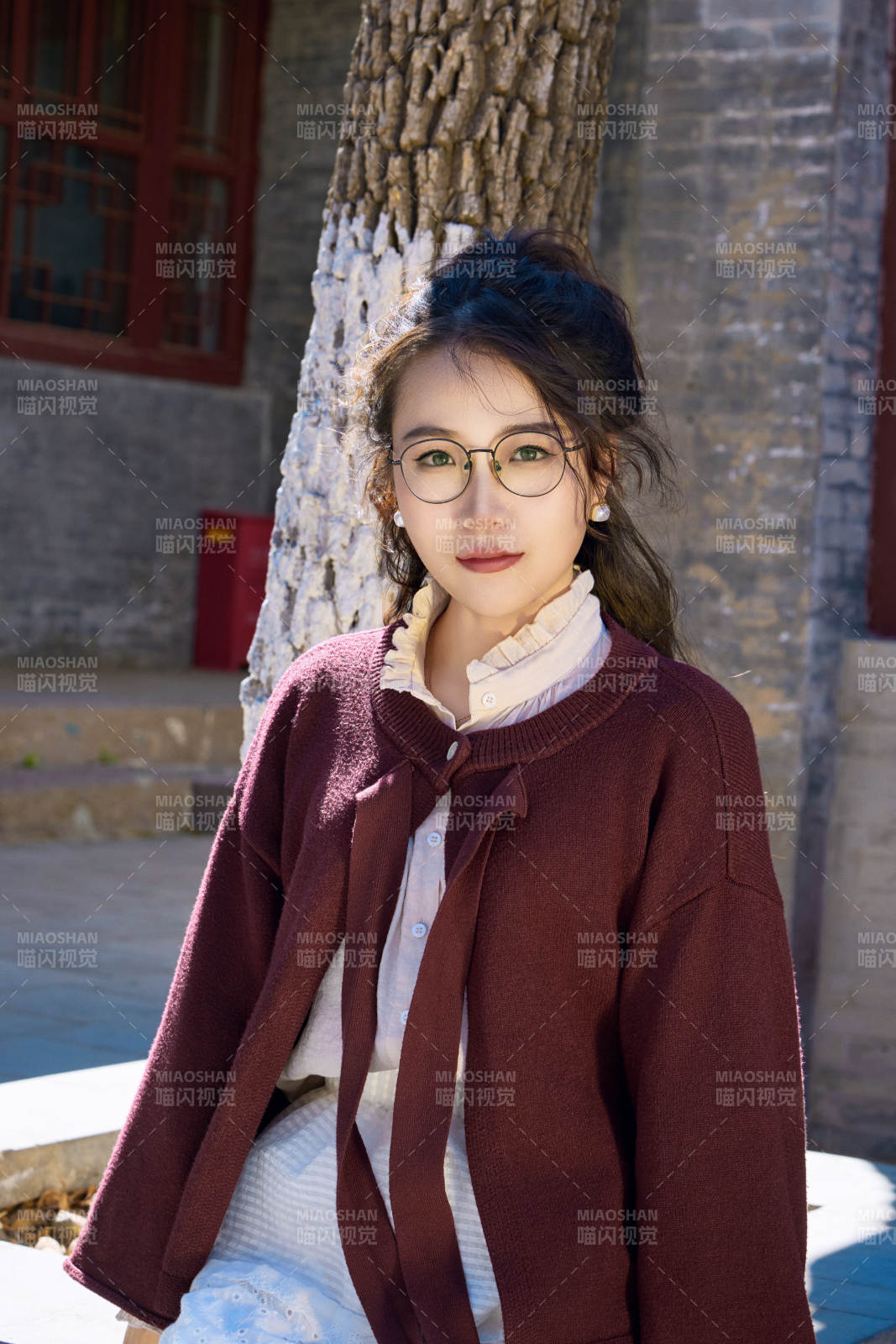 在老旧城区拍照游玩的东方美女图片