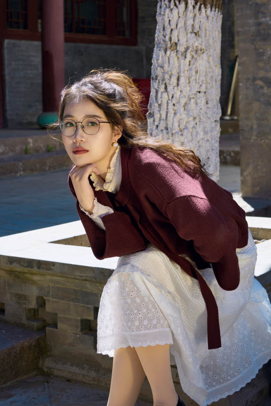 在老旧城区拍照游玩的东方美女图片