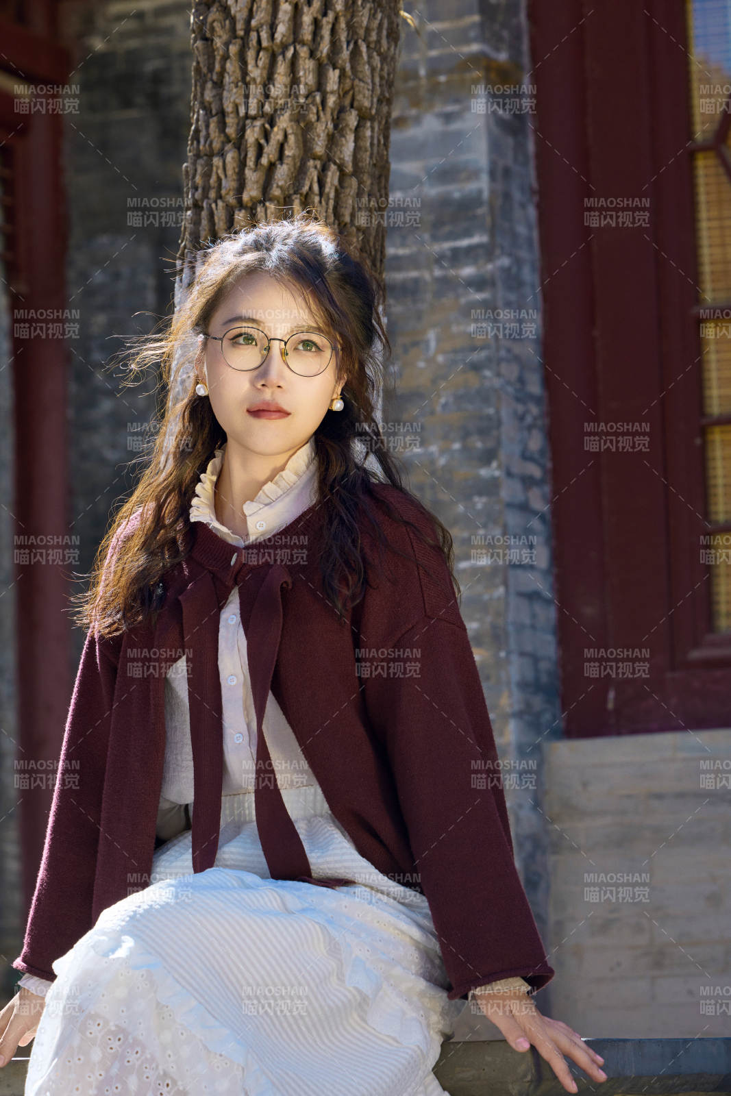 在老旧城区拍照游玩的东方美女图片