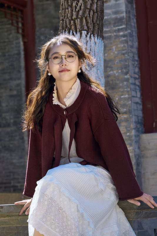 在老旧城区拍照游玩的东方美女图片