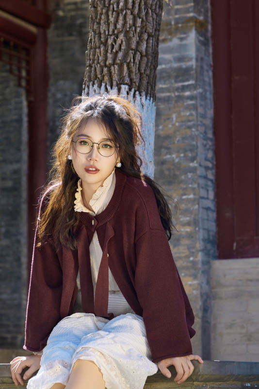 在老旧城区拍照游玩的东方美女图片