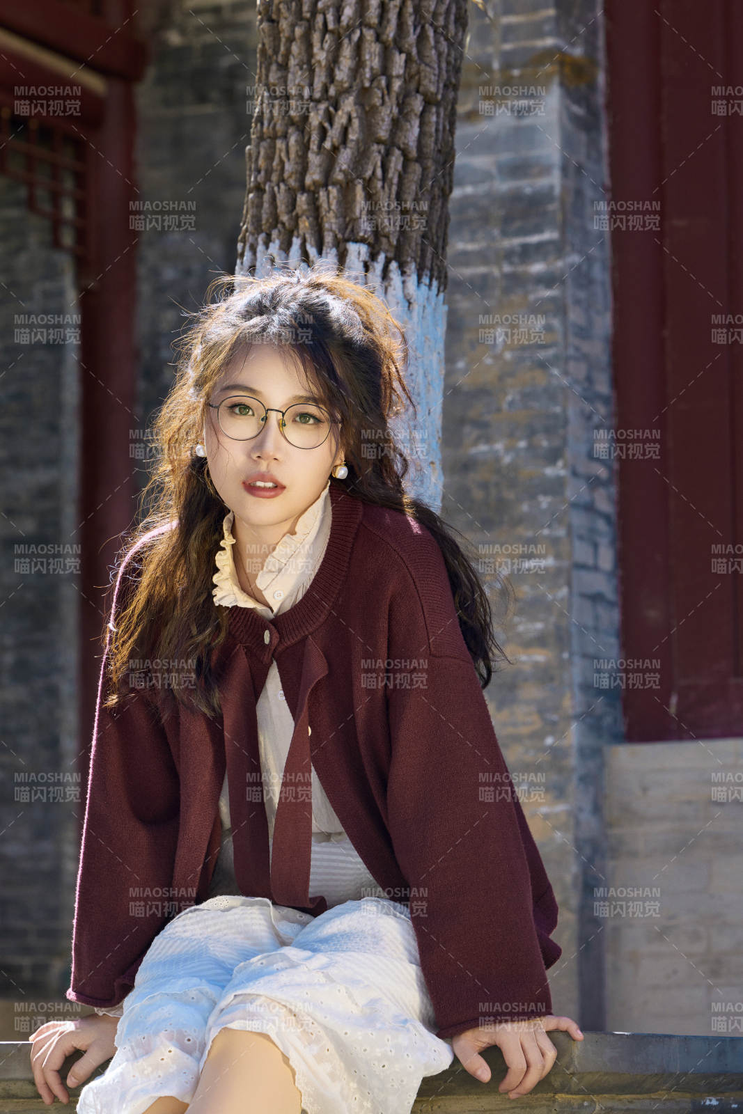 在老旧城区拍照游玩的东方美女图片