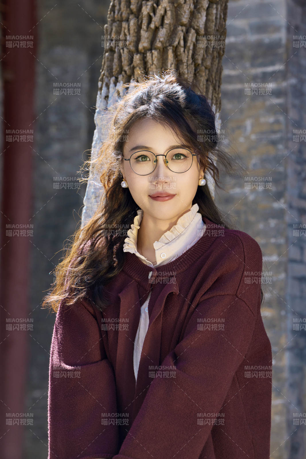 在老旧城区拍照游玩的东方美女图片