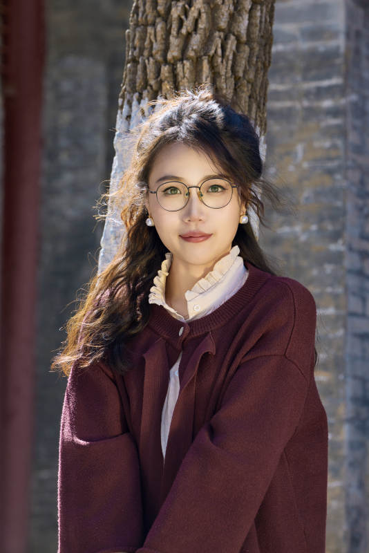 在老旧城区拍照游玩的东方美女图片