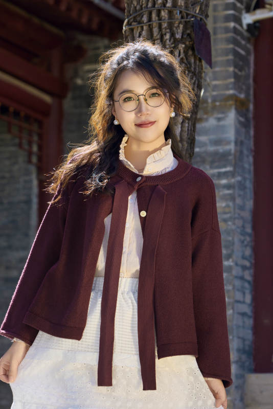 在老旧城区拍照游玩的东方美女图片