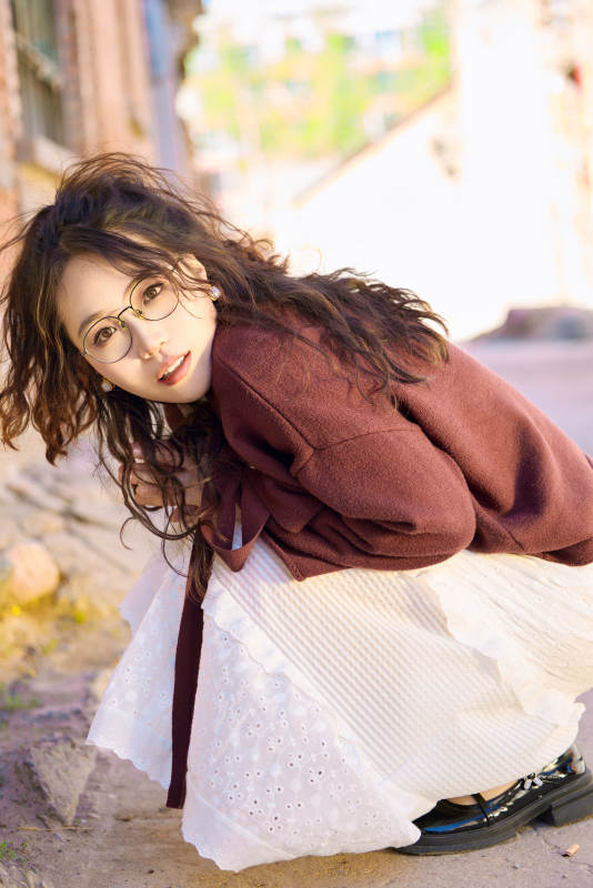 在老旧城区拍照游玩的东方美女图片