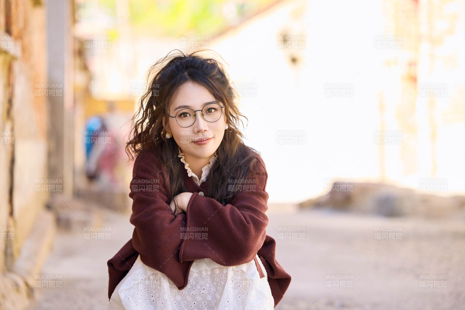 在老旧城区拍照游玩的东方美女图片