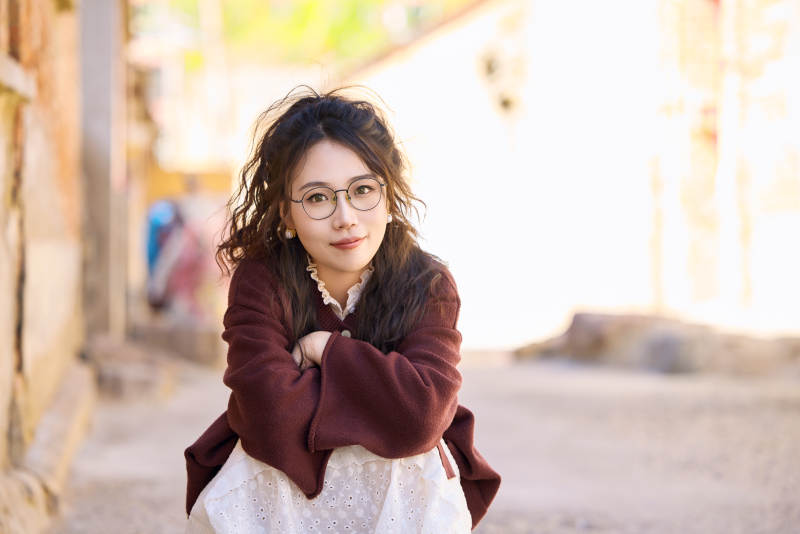 在老旧城区拍照游玩的东方美女图片