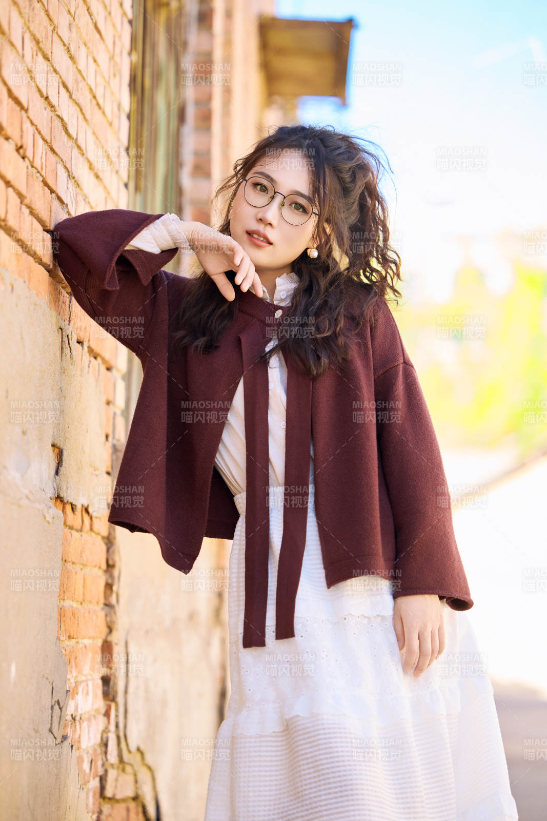 在老旧城区拍照游玩的东方美女图片