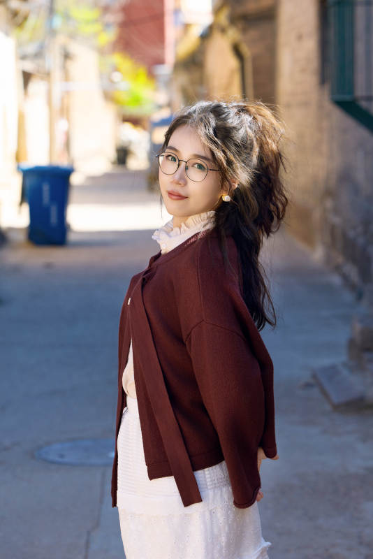 在老旧城区拍照游玩的东方美女图片