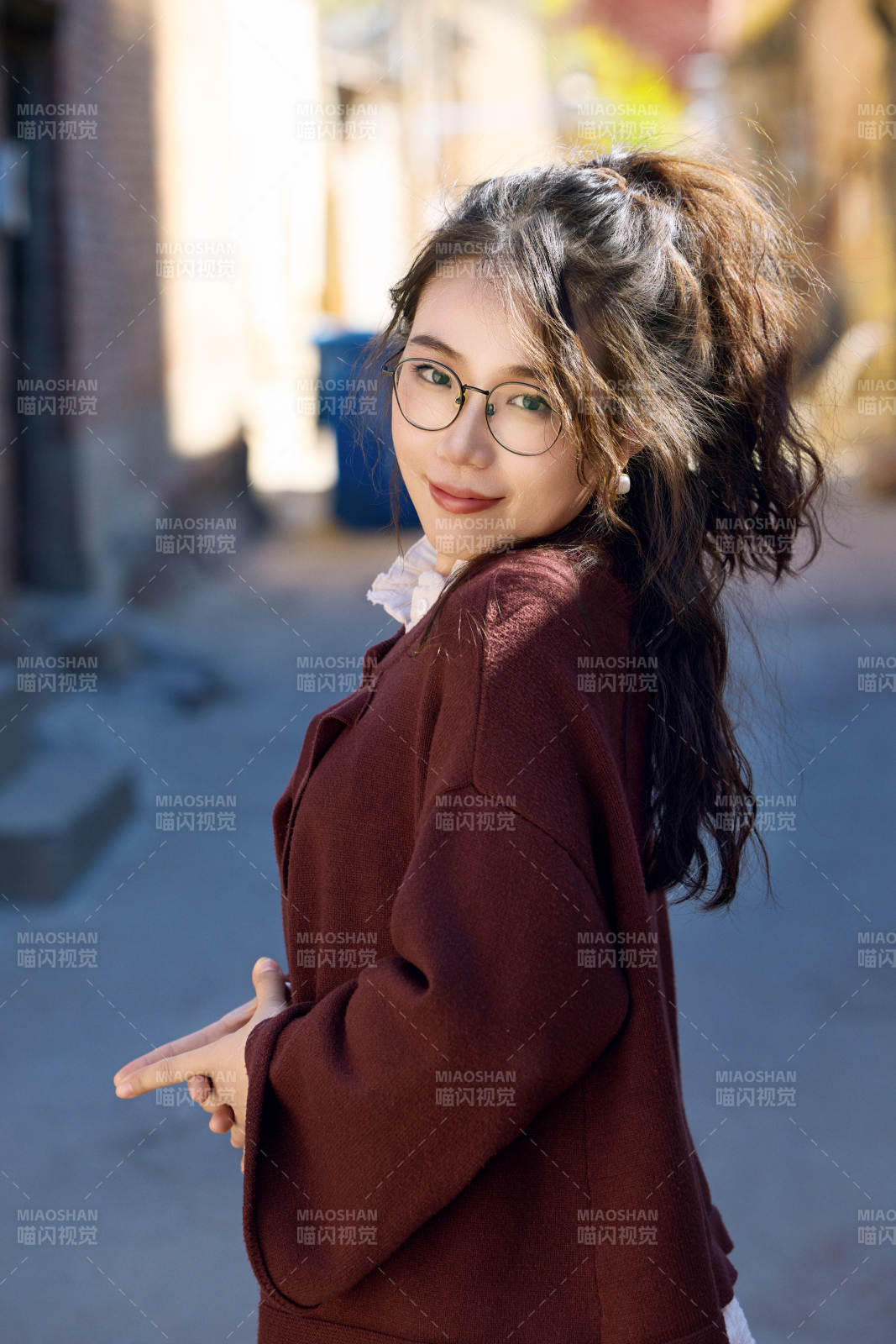 在老旧城区拍照游玩的东方美女图片