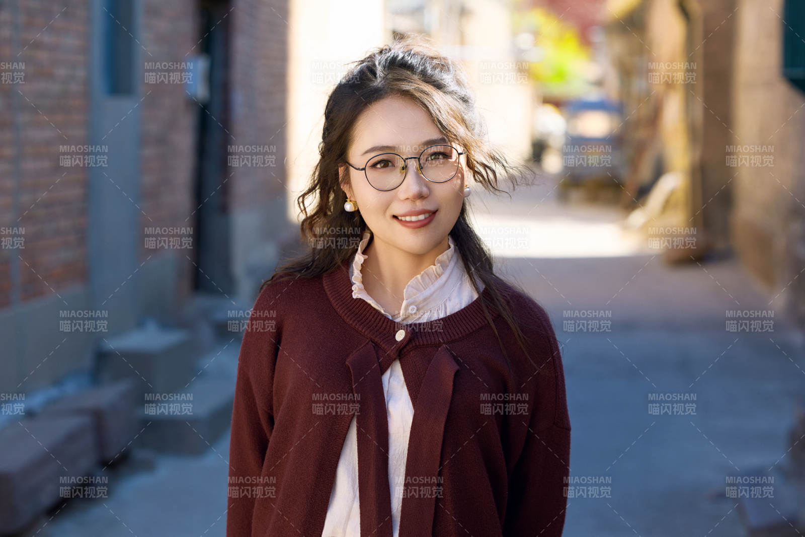 在老旧城区拍照游玩的东方美女图片