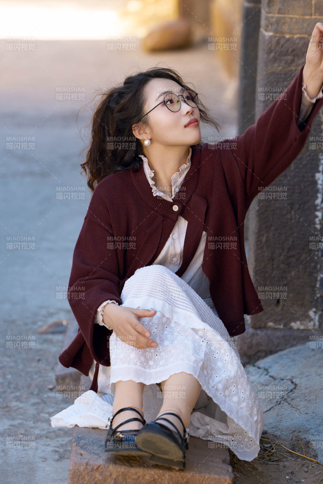 在老旧城区拍照游玩的东方美女图片