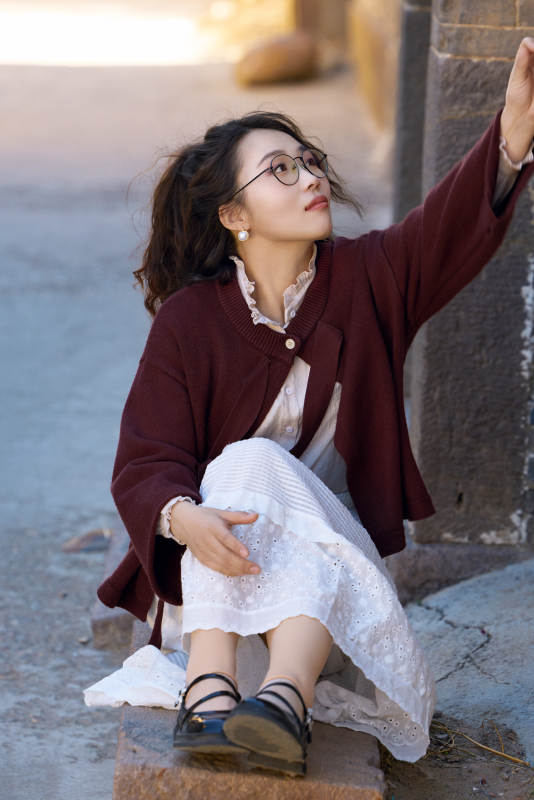 在老旧城区拍照游玩的东方美女图片