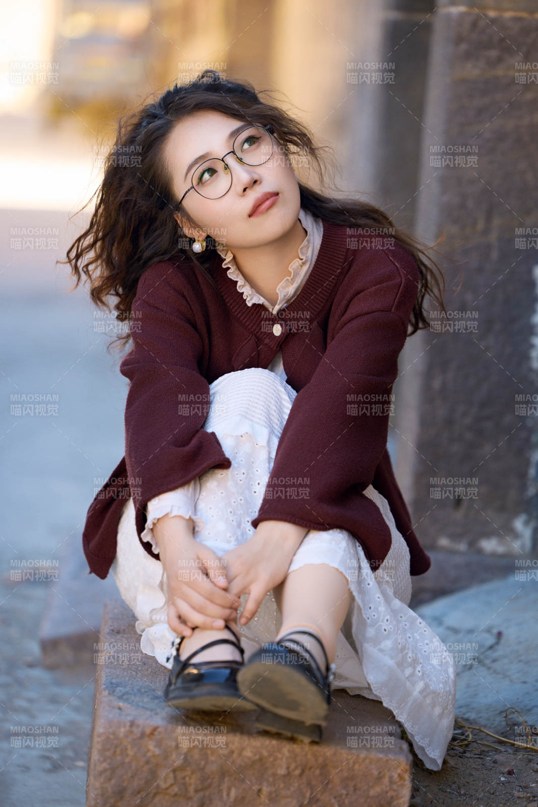 在老旧城区拍照游玩的东方美女图片