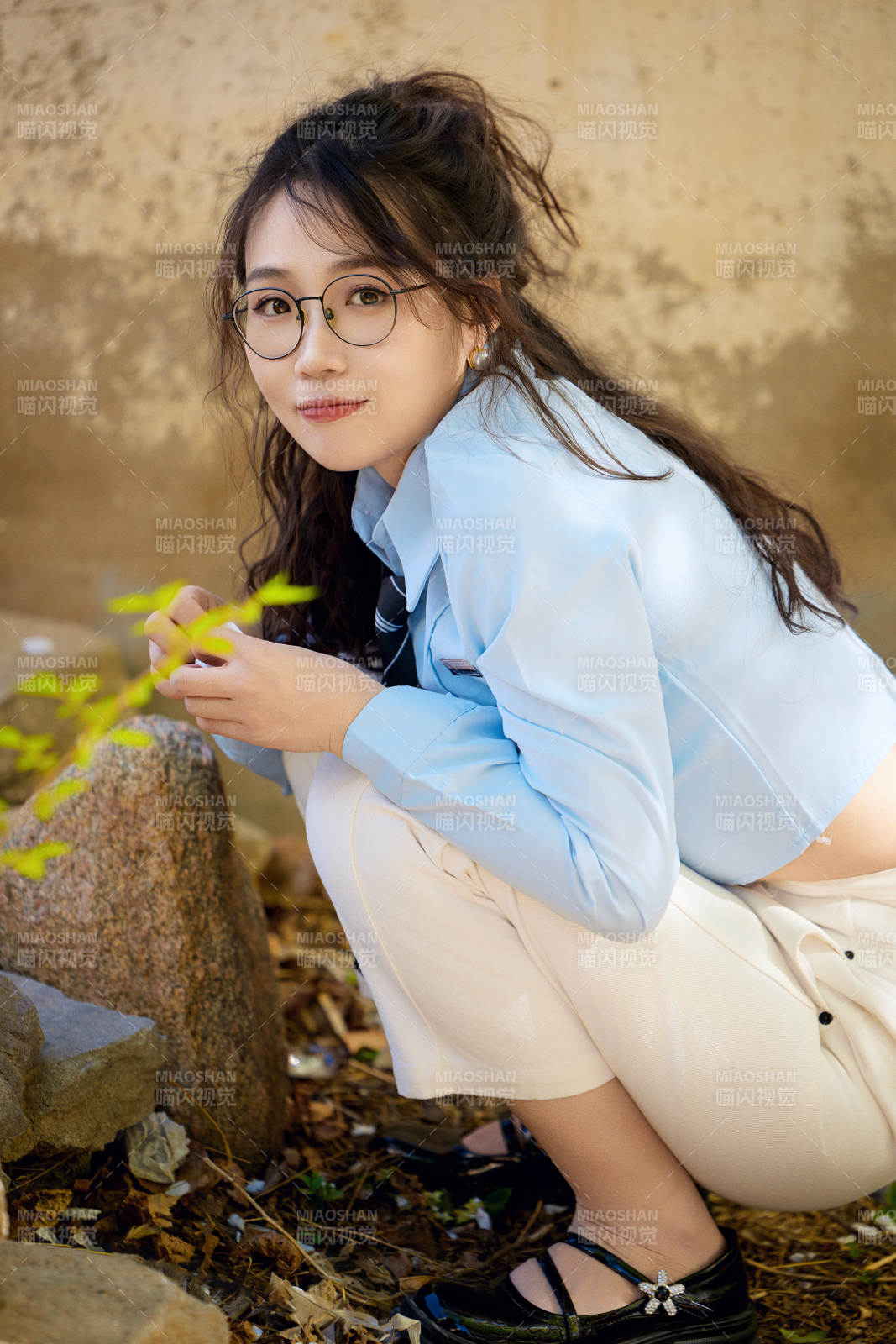 在小区里投喂流浪猫咪的东方女性图片