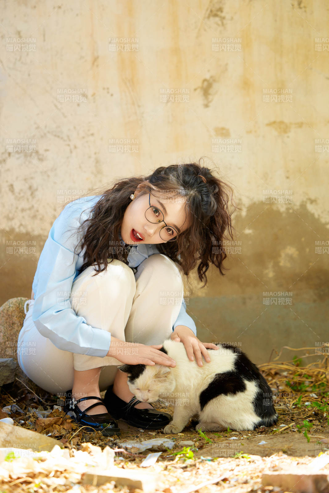 在小区里投喂流浪猫咪的东方女性图片